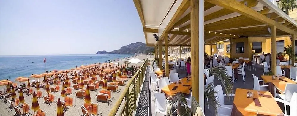 Maniel Beach Hotel Летоянни